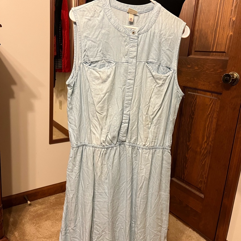 Light wash denim dress with front and side pockets size XL